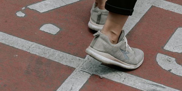 The Top Features That Make Shoes for AFOs Truly Comfortable – Cadense adaptive trainers designed to support AFO use, balance, and everyday mobility.