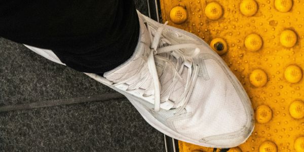 What to Look for When Recommending AFO Shoes for Adults – Cadense adaptive trainers designed to support AFO use, stability, and everyday mobility.